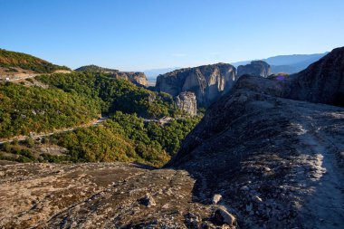 Yunanistan 'ın Thessaly kentindeki Kalampaka şehrinin üzerindeki kaya oluşumları ve Meteora manastırlarının panoramik fotoğrafı