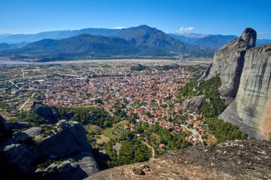 Yunanistan, Avrupa 'daki Meteora Manastırı' ndan Kalambaka kenti üzerinde havadan çekilmiş panoramik fotoğraf.