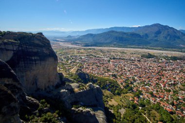 Yunanistan, Avrupa 'daki Meteora Manastırı' ndan Kalambaka kenti üzerinde havadan çekilmiş panoramik fotoğraf.