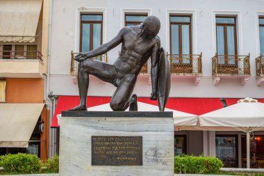 Yunanistan 'ın tarihi Sparti kentinde (Sparta olarak bilinir) bir Spartalı savaşçının heykeli. Sparti kenti, Laconia, Yunanistan ve Avrupa şehir merkezi kentsel görünümü