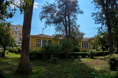 Sparta 'nın Laconia kentindeki Sparta Arkeoloji Müzesi' nin dış görünüşü. Yunanistan 'ın Sparti kentindeki Lakedaemonia olarak bilinen Sparta' nın antik Akropolis bölgesinden binlerce bulguya ev sahipliği yapıyor.