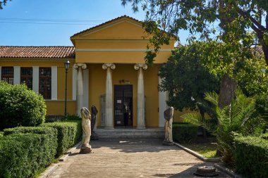 Sparta 'nın Laconia kentindeki Sparta Arkeoloji Müzesi' nin dış görünüşü. Yunanistan 'ın Sparti kentindeki Lakedaemonia olarak bilinen Sparta' nın antik Akropolis bölgesinden binlerce bulguya ev sahipliği yapıyor.