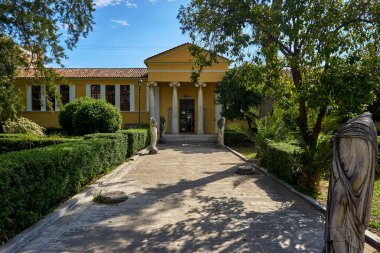 Sparta 'nın Laconia kentindeki Sparta Arkeoloji Müzesi' nin dış görünüşü. Yunanistan 'ın Sparti kentindeki Lakedaemonia olarak bilinen Sparta' nın antik Akropolis bölgesinden binlerce bulguya ev sahipliği yapıyor.