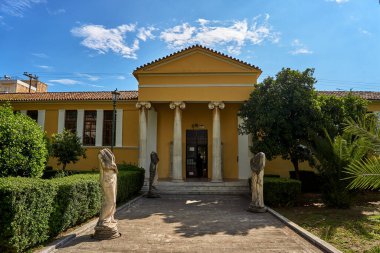 Sparta 'nın Laconia kentindeki Sparta Arkeoloji Müzesi' nin dış görünüşü. Yunanistan 'ın Sparti kentindeki Lakedaemonia olarak bilinen Sparta' nın antik Akropolis bölgesinden binlerce bulguya ev sahipliği yapıyor.