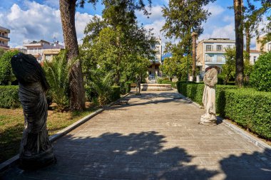 Sparta 'nın Laconia kentindeki Sparta Arkeoloji Müzesi' nin dış görünüşü. Yunanistan 'ın Sparti kentindeki Lakedaemonia olarak bilinen Sparta' nın antik Akropolis bölgesinden binlerce bulguya ev sahipliği yapıyor.