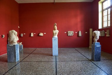 Sparta Arkeoloji Müzesi 'nin iç manzarası. Lakedaemonia olarak bilinen Sparta 'nın antik Akropolis bölgesinden binlerce bulguya ev sahipliği yapar.