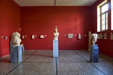 Sparta Arkeoloji Müzesi 'nin iç manzarası. Lakedaemonia olarak bilinen Sparta 'nın antik Akropolis bölgesinden binlerce bulguya ev sahipliği yapar.