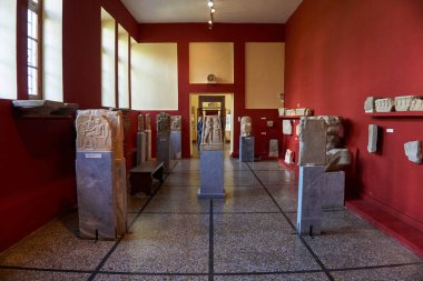 Sparta Arkeoloji Müzesi 'nin iç manzarası. Lakedaemonia olarak bilinen Sparta 'nın antik Akropolis bölgesinden binlerce bulguya ev sahipliği yapar.