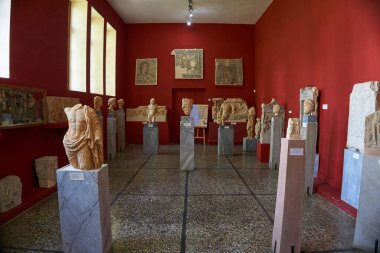 Sparta Arkeoloji Müzesi 'nin iç manzarası. Lakedaemonia olarak bilinen Sparta 'nın antik Akropolis bölgesinden binlerce bulguya ev sahipliği yapar.