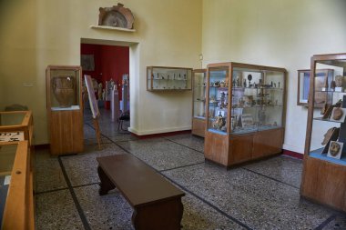 Sparta Arkeoloji Müzesi 'nin iç manzarası. Lakedaemonia olarak bilinen Sparta 'nın antik Akropolis bölgesinden binlerce bulguya ev sahipliği yapar.