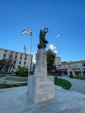 Yunanistan 'ın Sparti kentindeki heykel, Monodendri, Yunanistan ve Avrupa' da Alman işgal birlikleri tarafından idam edilen vatanseverlerin anısına dikildi.