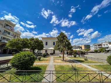 Yunanistan 'ın Sparti kentinin neoklasik belediye binası. Laconia, Yunanistan ve Avrupa 'daki modern Sparti Yunanistan kentsel görünümü