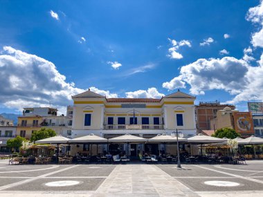 Yunanistan 'ın Sparti kentinin neoklasik belediye binası. Laconia, Yunanistan ve Avrupa 'daki modern Sparti Yunanistan kentsel görünümü
