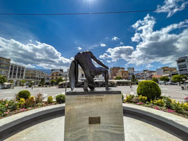 Yunanistan 'ın tarihi Sparti kentinde (Sparta olarak bilinir) bir Spartalı savaşçının heykeli. Sparti kenti, Laconia, Yunanistan ve Avrupa şehir merkezi kentsel görünümü