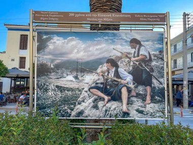 Yunanistan 'ın Sparti kenti Laconia, 1821' de Osmanlı İmparatorluğu 'na karşı gerçekleştirilen Yunan devriminin 200' üncü yılını kutlayarak, Yunanistan 'ın belirsizlik savaşının kahramanlarıyla süslendi.
