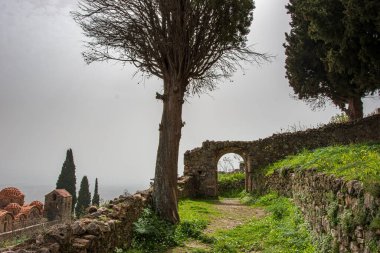 Yunanistan 'ın Bizans kenti Mystras' tan görüntü. Mystras şehri bir arkeoloji müzesidir ve 1951 yılında Yunanistan 'ın Lakonya kentinde açıldı.