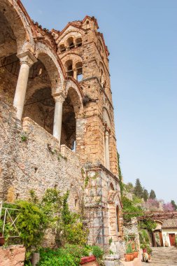 Yunanistan 'ın Bizans kenti Mystras' tan görüntü. Mystras şehri bir arkeoloji müzesidir ve 1951 yılında Yunanistan 'ın Lakonya kentinde açıldı.