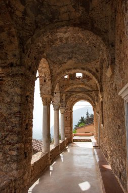 Yunanistan 'ın Bizans kenti Mystras' tan görüntü. Mystras şehri bir arkeoloji müzesidir ve 1951 yılında Yunanistan 'ın Lakonya kentinde açıldı.