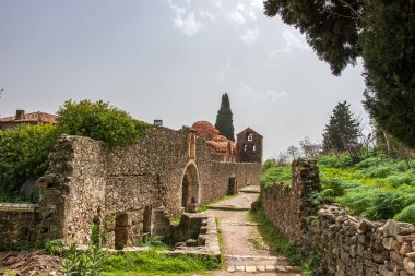 Yunanistan 'ın Bizans kenti Mystras' tan görüntü. Mystras şehri bir arkeoloji müzesidir ve 1951 yılında Yunanistan 'ın Lakonya kentinde açıldı.