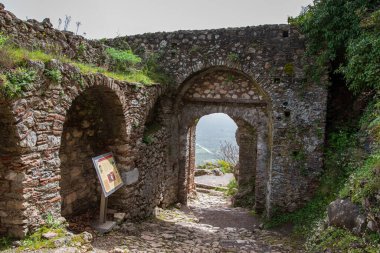 Yunanistan 'ın Bizans kenti Mystras' tan görüntü. Mystras şehri bir arkeoloji müzesidir ve 1951 yılında Yunanistan 'ın Lakonya kentinde açıldı.