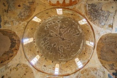 Yunanistan 'ın Bizans kenti Mystras' tan görüntü. Mystras şehri bir arkeoloji müzesidir ve 1951 yılında Yunanistan 'ın Lakonya kentinde açıldı.