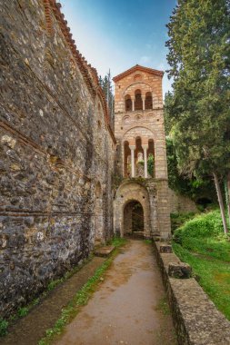 Yunanistan 'ın Bizans kenti Mystras' tan görüntü. Mystras şehri bir arkeoloji müzesidir ve 1951 yılında Yunanistan 'ın Lakonya kentinde açıldı.