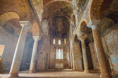 Yunanistan 'ın Bizans kenti Mystras' tan görüntü. Mystras şehri bir arkeoloji müzesidir ve 1951 yılında Yunanistan 'ın Lakonya kentinde açıldı.