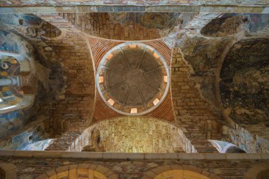 Yunanistan 'ın Bizans kenti Mystras' tan görüntü. Mystras şehri bir arkeoloji müzesidir ve 1951 yılında Yunanistan 'ın Lakonya kentinde açıldı.