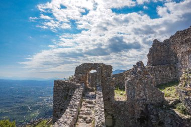 Yunanistan 'ın Bizans kenti Mystras' tan görüntü. Mystras şehri bir arkeoloji müzesidir ve 1951 yılında Yunanistan 'ın Lakonya kentinde açılmıştır.