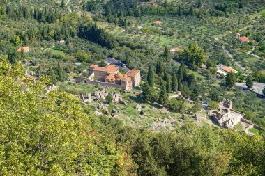 Yunanistan 'ın Bizans kenti Mystras' tan görüntü. Mystras şehri bir arkeoloji müzesidir ve 1951 yılında Yunanistan 'ın Lakonya kentinde açılmıştır.