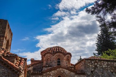 Yunanistan 'ın Bizans kenti Mystras' tan görüntü. Mystras şehri bir arkeoloji müzesidir ve 1951 yılında Yunanistan 'ın Lakonya kentinde açılmıştır.