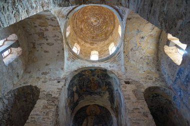 Yunanistan 'ın Bizans kenti Mystras' tan görüntü. Mystras şehri bir arkeoloji müzesidir ve 1951 yılında Yunanistan 'ın Lakonya kentinde açılmıştır.