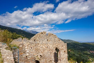 Yunanistan 'ın Bizans kenti Mystras' tan görüntü. Mystras şehri bir arkeoloji müzesidir ve 1951 yılında Yunanistan 'ın Lakonya kentinde açılmıştır.