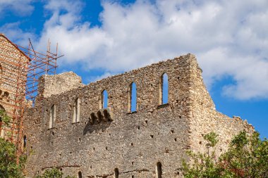 Yunanistan 'ın Bizans kenti Mystras' tan görüntü. Mystras şehri bir arkeoloji müzesidir ve 1951 yılında Yunanistan 'ın Lakonya kentinde açılmıştır.
