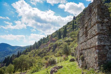 Yunanistan 'ın Bizans kenti Mystras' tan görüntü. Mystras şehri bir arkeoloji müzesidir ve 1951 yılında Yunanistan 'ın Lakonya kentinde açılmıştır.