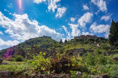 Yunanistan 'ın Bizans kenti Mystras' tan görüntü. Mystras şehri bir arkeoloji müzesidir ve 1951 yılında Yunanistan 'ın Lakonya kentinde açılmıştır.