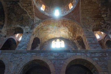 Yunanistan 'ın Bizans kenti Mystras' tan görüntü. Mystras şehri bir arkeoloji müzesidir ve 1951 yılında Yunanistan 'ın Lakonya kentinde açılmıştır.