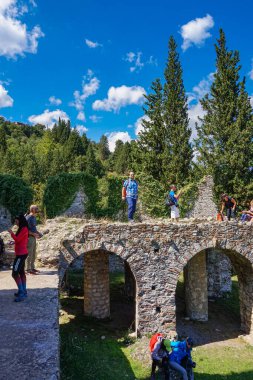 Yunanistan 'ın Bizans kenti Mystras' tan görüntü. Mystras şehri bir arkeoloji müzesidir ve 1951 yılında Yunanistan 'ın Lakonya kentinde açılmıştır.