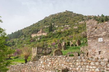 Yunanistan 'ın Bizans kenti Mystras' tan görüntü. Mystras şehri bir arkeoloji müzesidir ve 1951 yılında Yunanistan 'ın Lakonya kentinde açıldı.