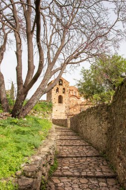 Yunanistan 'ın Bizans kenti Mystras' tan görüntü. Mystras şehri bir arkeoloji müzesidir ve 1951 yılında Yunanistan 'ın Lakonya kentinde açıldı.