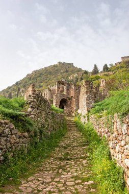 Yunanistan 'ın Bizans kenti Mystras' tan görüntü. Mystras şehri bir arkeoloji müzesidir ve 1951 yılında Yunanistan 'ın Lakonya kentinde açıldı.