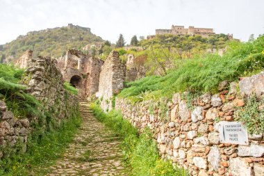 Yunanistan 'ın Bizans kenti Mystras' tan görüntü. Mystras şehri bir arkeoloji müzesidir ve 1951 yılında Yunanistan 'ın Lakonya kentinde açıldı.