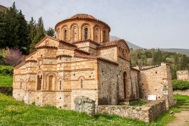 Yunanistan 'ın Bizans kenti Mystras' tan görüntü. Mystras şehri bir arkeoloji müzesidir ve 1951 yılında Yunanistan 'ın Lakonya kentinde açıldı.