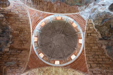 Yunanistan 'ın Bizans kenti Mystras' tan görüntü. Mystras şehri bir arkeoloji müzesidir ve 1951 yılında Yunanistan 'ın Lakonya kentinde açıldı.