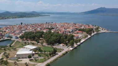 Aetolia 'daki Aitoliko kasabasının, Messolonghi Gölü' nün ortasında yer alan ve Yunanistan 'ın Küçük Venedik' i olarak bilinen ünlü Aitoliko adasının hava manzarası..