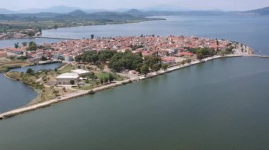 Aetolia 'daki Aitoliko kasabasının, Messolonghi Gölü' nün ortasında yer alan ve Yunanistan 'ın Küçük Venedik' i olarak bilinen ünlü Aitoliko adasının hava manzarası..