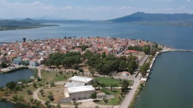 Aetolia 'daki Aitoliko kasabasının, Messolonghi Gölü' nün ortasında yer alan ve Yunanistan 'ın Küçük Venedik' i olarak bilinen ünlü Aitoliko adasının hava manzarası..