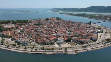 Aetolia 'daki Aitoliko kasabasının, Messolonghi Gölü' nün ortasında yer alan ve Yunanistan 'ın Küçük Venedik' i olarak bilinen ünlü Aitoliko adasının hava manzarası..