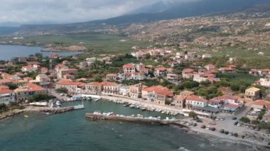 Deniz kenarındaki Agios Nikolaos köyü ve Yunanistan 'ın Messinia kentindeki pitoresk liman manzarası
