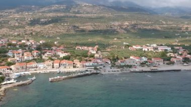 Deniz kenarındaki Agios Nikolaos köyü ve Yunanistan 'ın Messinia kentindeki pitoresk liman manzarası